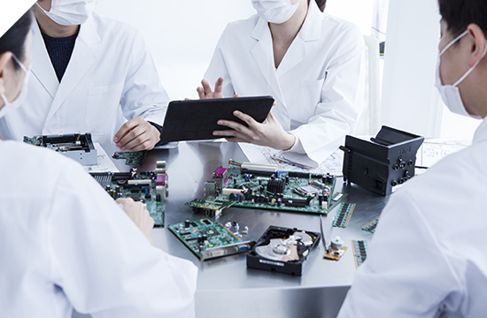 회로기판 보는 연구원